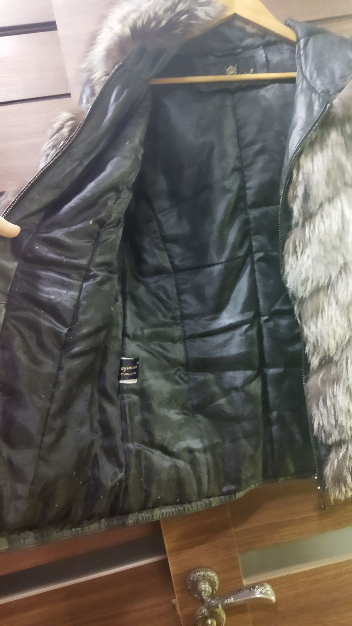 Продам утеплену шкіряну куртку із хутром чорнобурки