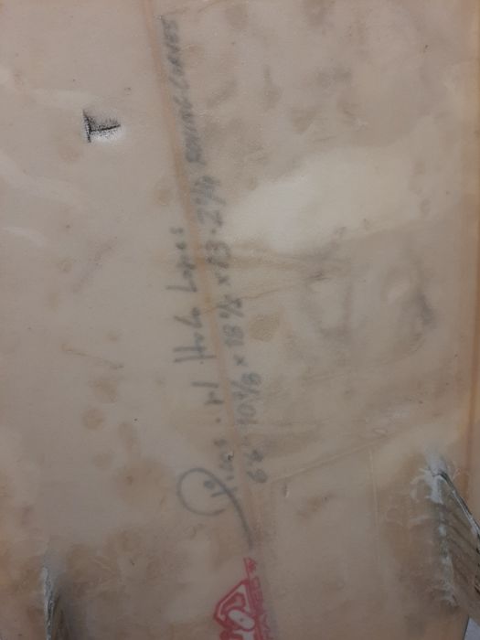 Prancha de surf danificada