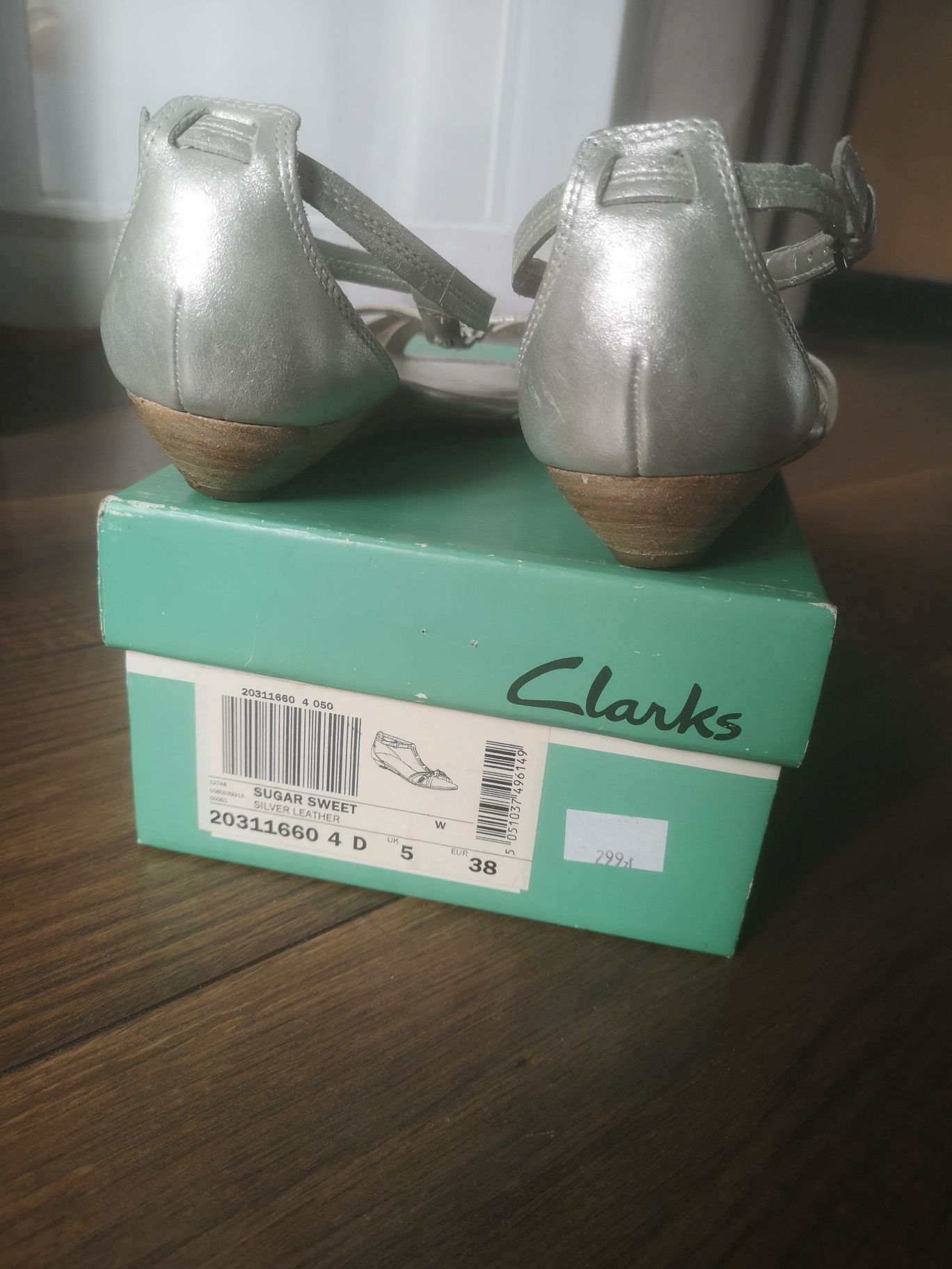 Sandały skórzane Clarks srebrne 38