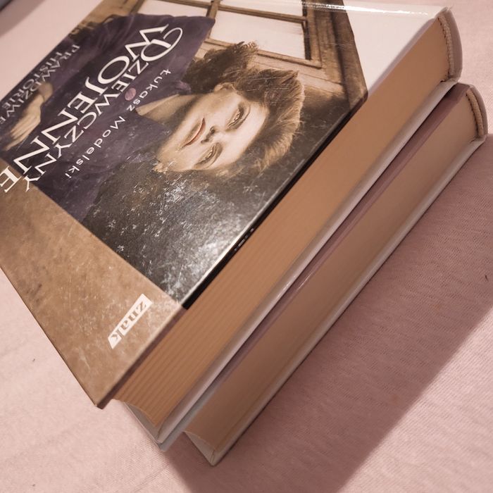 Modelski, Janicki, Dziewczyny wojenne, Pierwsze damy II RP