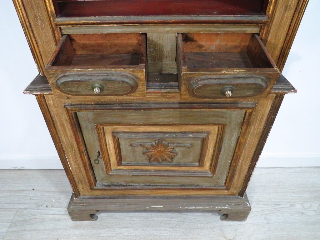 Móvel rústico/ Altar com pinturas originais.