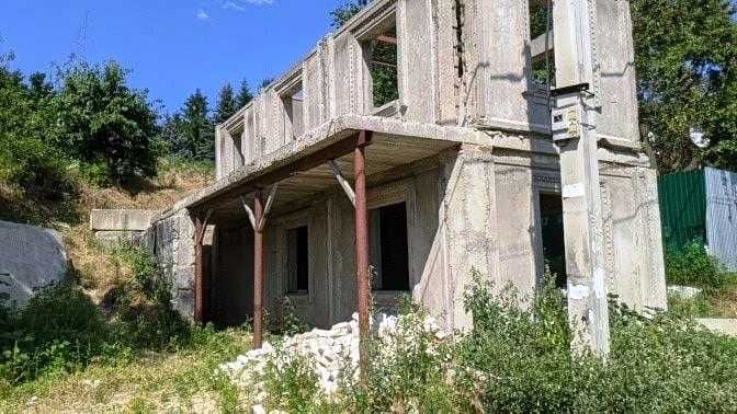 Продам участок с недостроенным домом