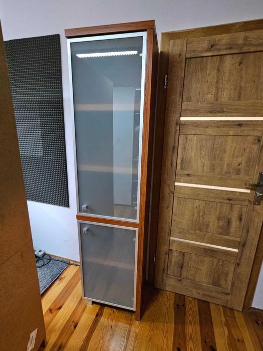 Szafka - Słupek, ze szklanymi drzwiami BRW z serii vis a vis