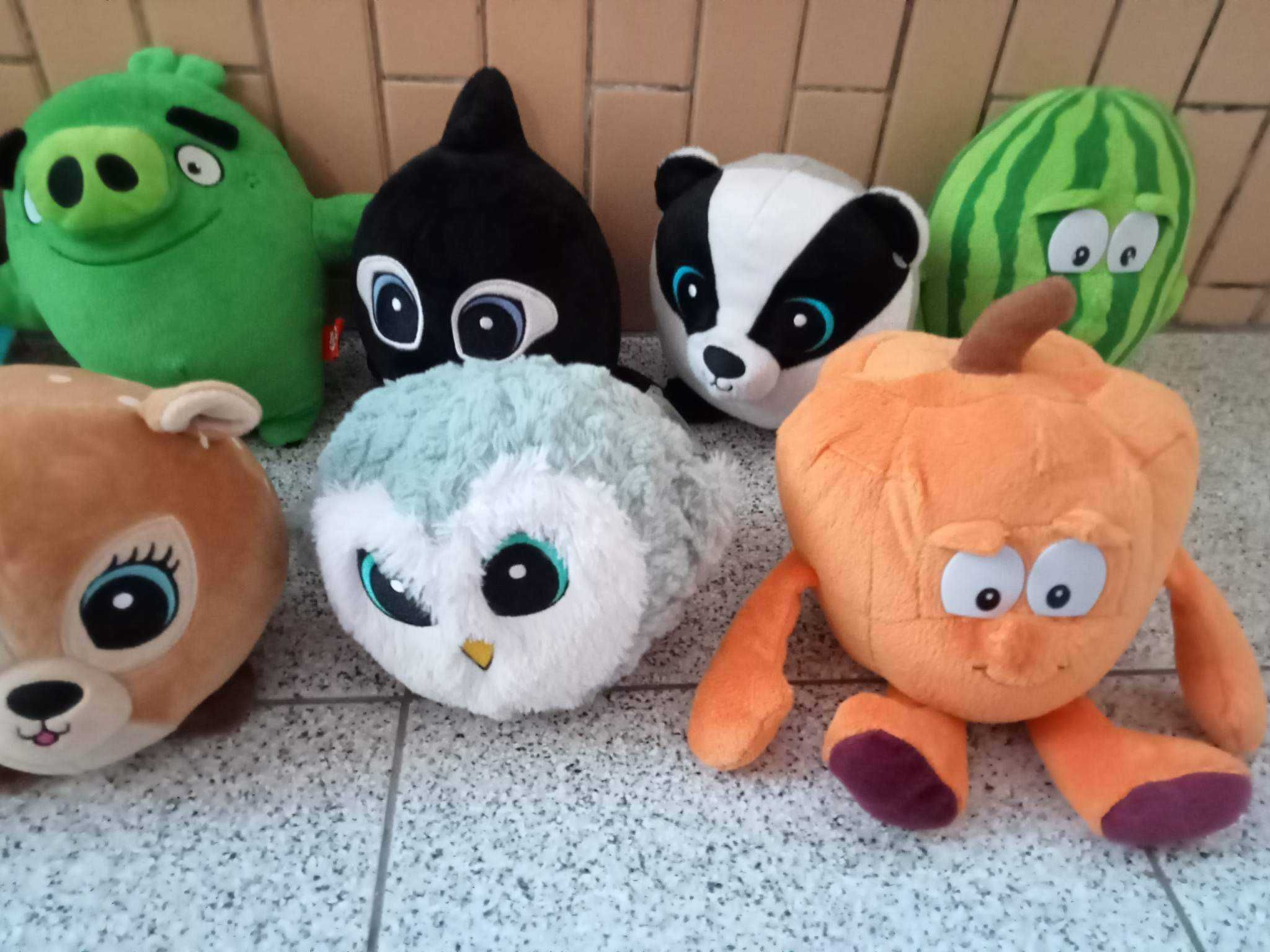 Coleção de peluches animais, legumes e outros