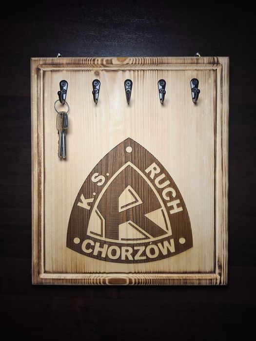 Wieszak uchwyt na klucze z drewna, z grawerem - Ruch Chorzów