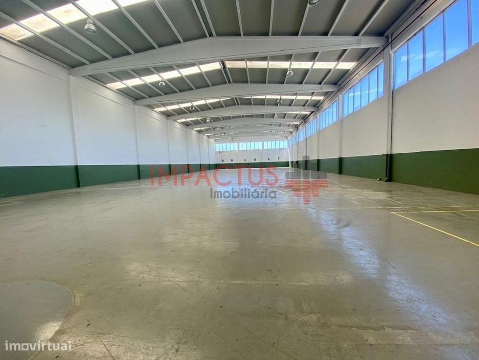 Armazém com 1357m2 na Zona Industrial da Trofa