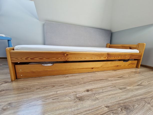Ładne, praktyczne łóżko z litego drewna. Stelaż, szuflada na pościel.