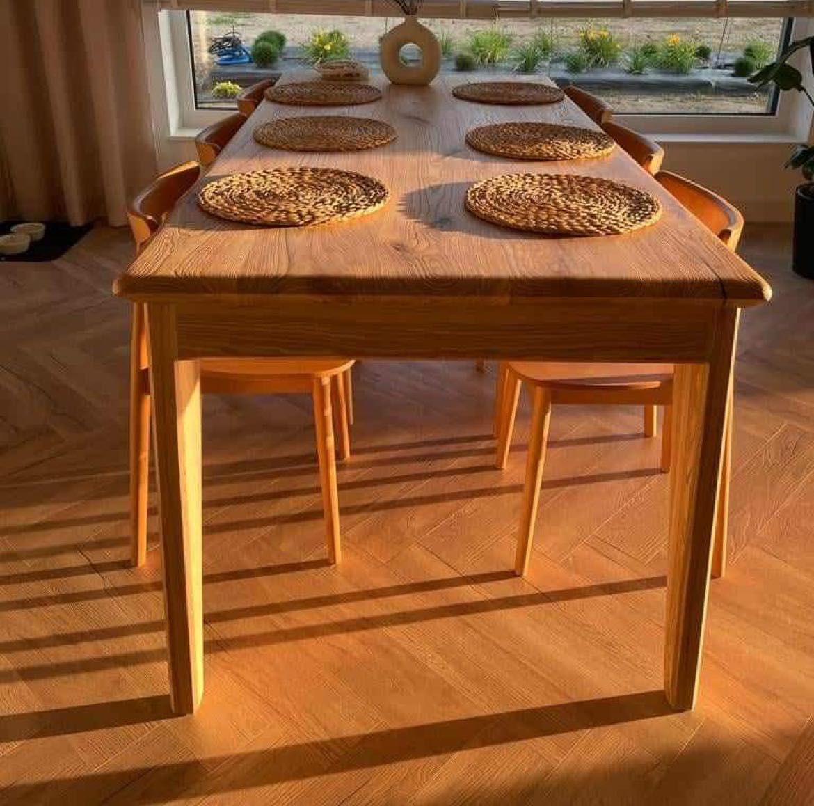 Duży rozkładany stół z naturalnego drewna