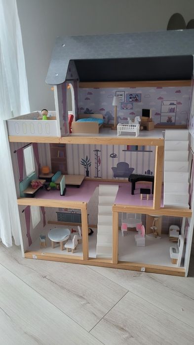 Drewniany domek dla lalek z lalkami i wyposażeniem mebelki