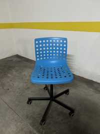 Cadeira de escritorio azul
