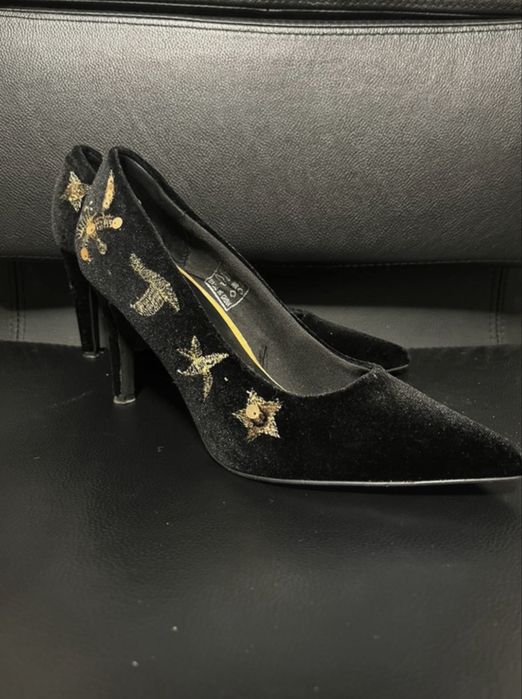 Czarne, welurowe szpilki ze złotym haftem 39