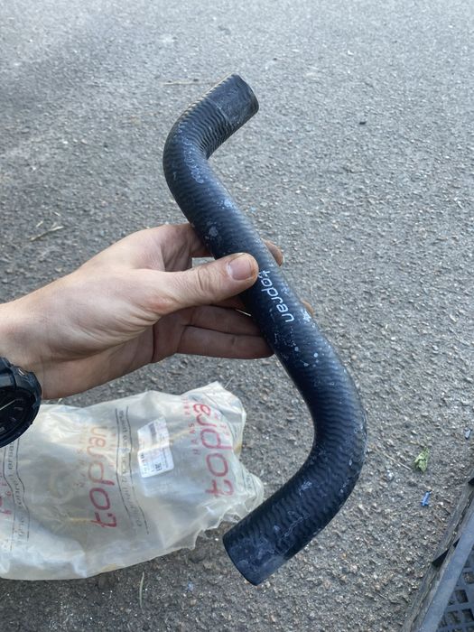 Патрубок системи охолодження для Ауді 100 80 гольф 2