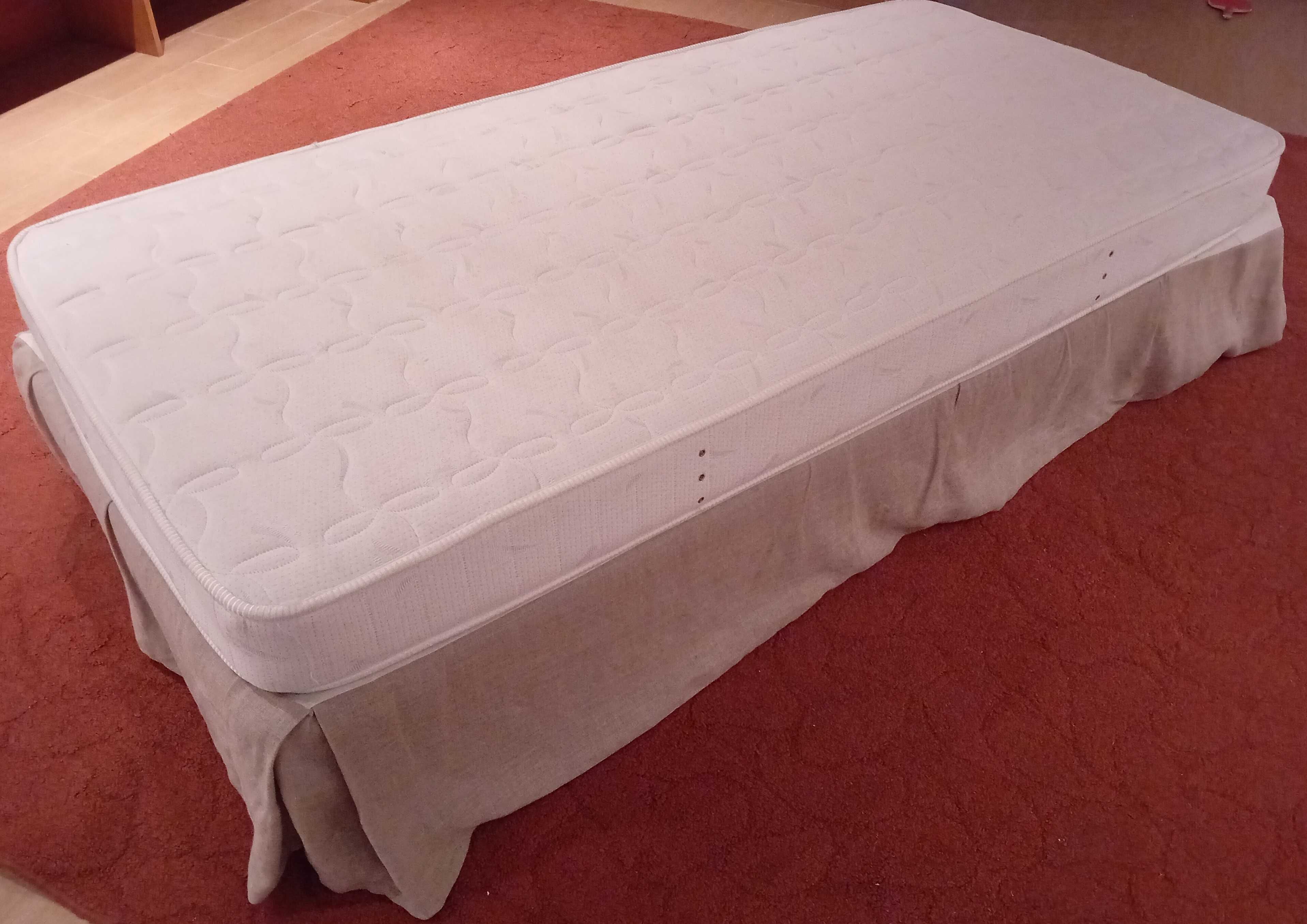 Cama IKEA 200cmx90cm com coberta ZaraHome e colchão de molas