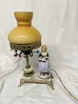Lampka stołowa z figurką z porcelany i kloszem szklanym – vintage