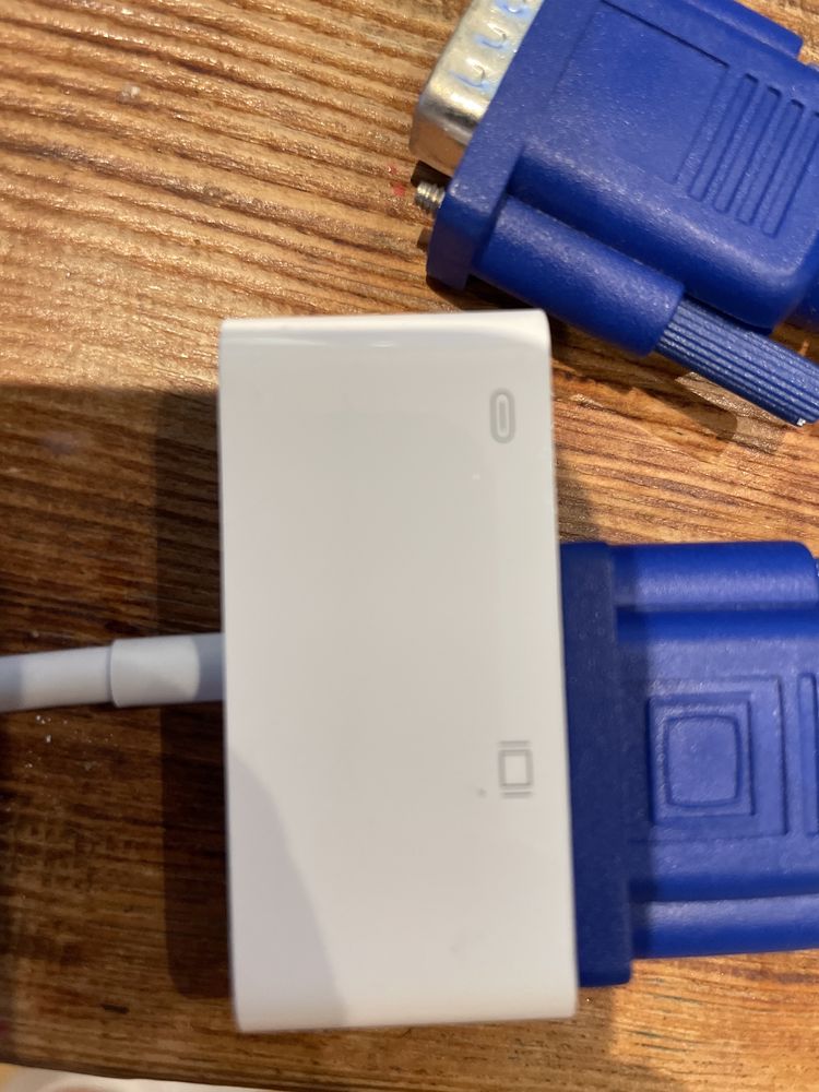 Apple Przejściówka VGA i USB C do Lightning gratis kabel VGA