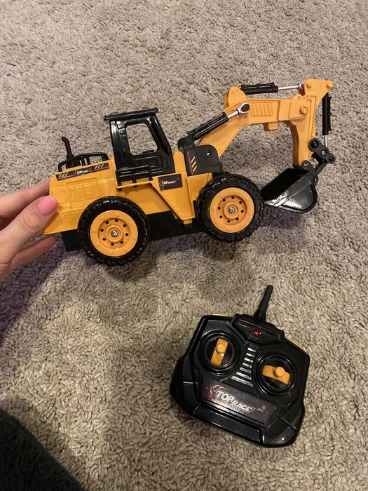 Escavadora telecomandada eletrica