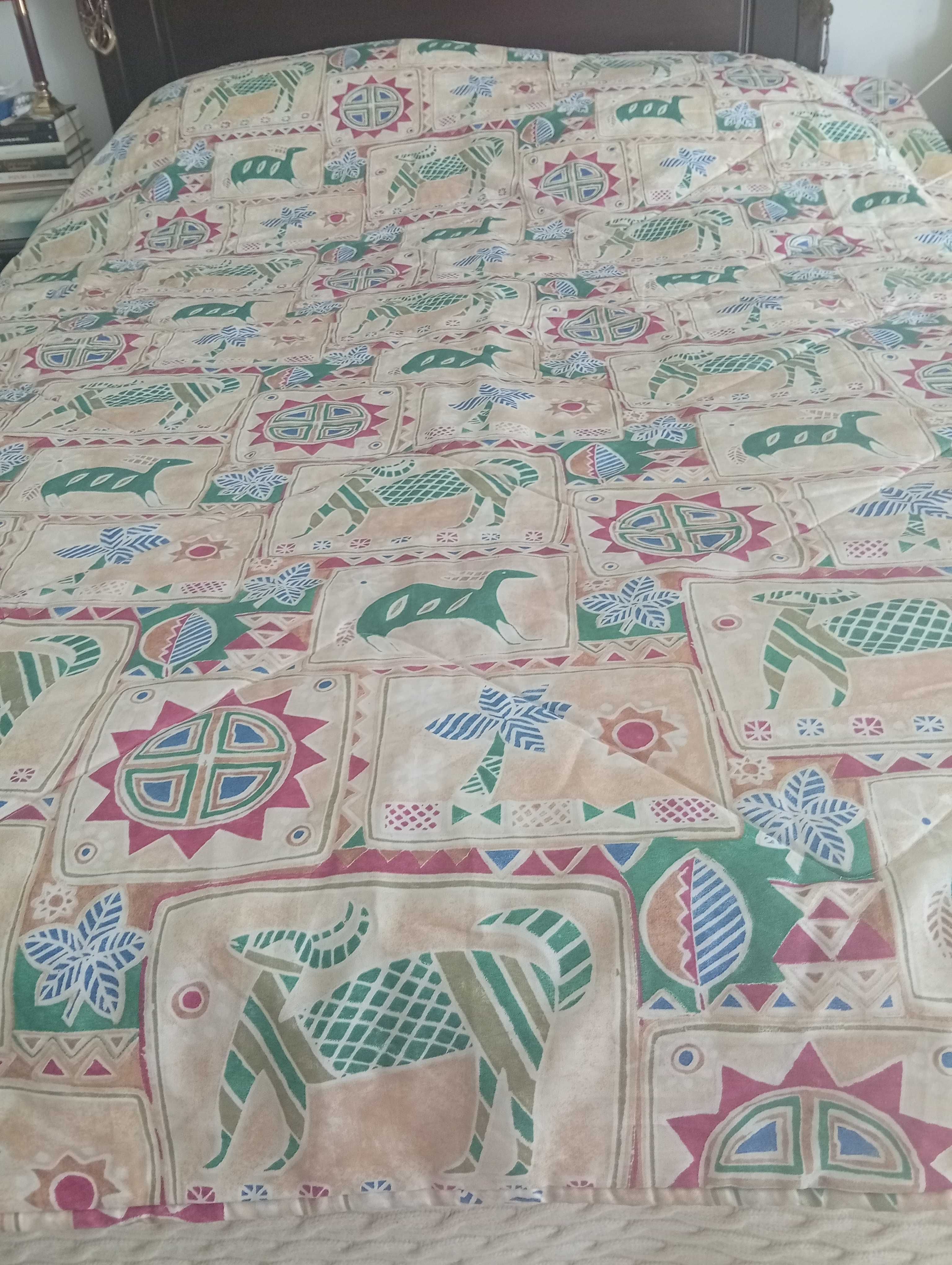 Colcha de cama de casal colorida e com desenhos rupestres
