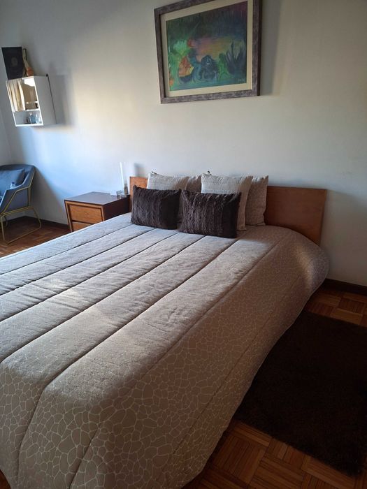 Cama de casal + 1 mesa de cabeceira