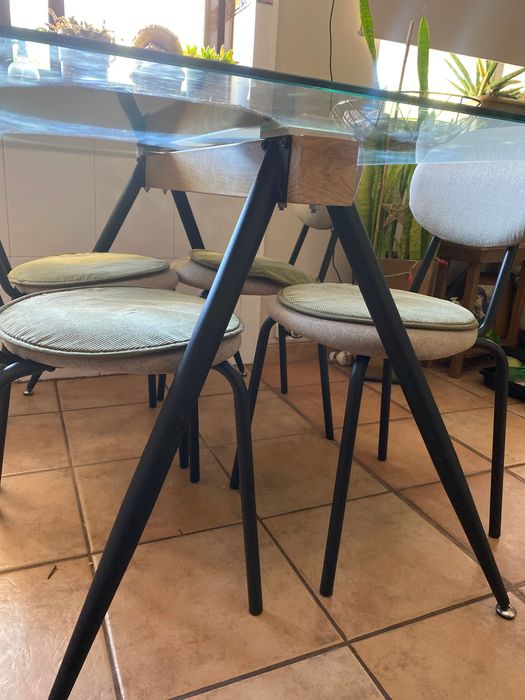Mesa de vidro e cadeiras