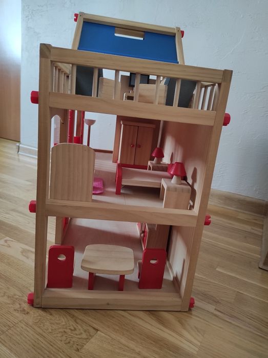Domek drewniany dla lalek z mebelkami