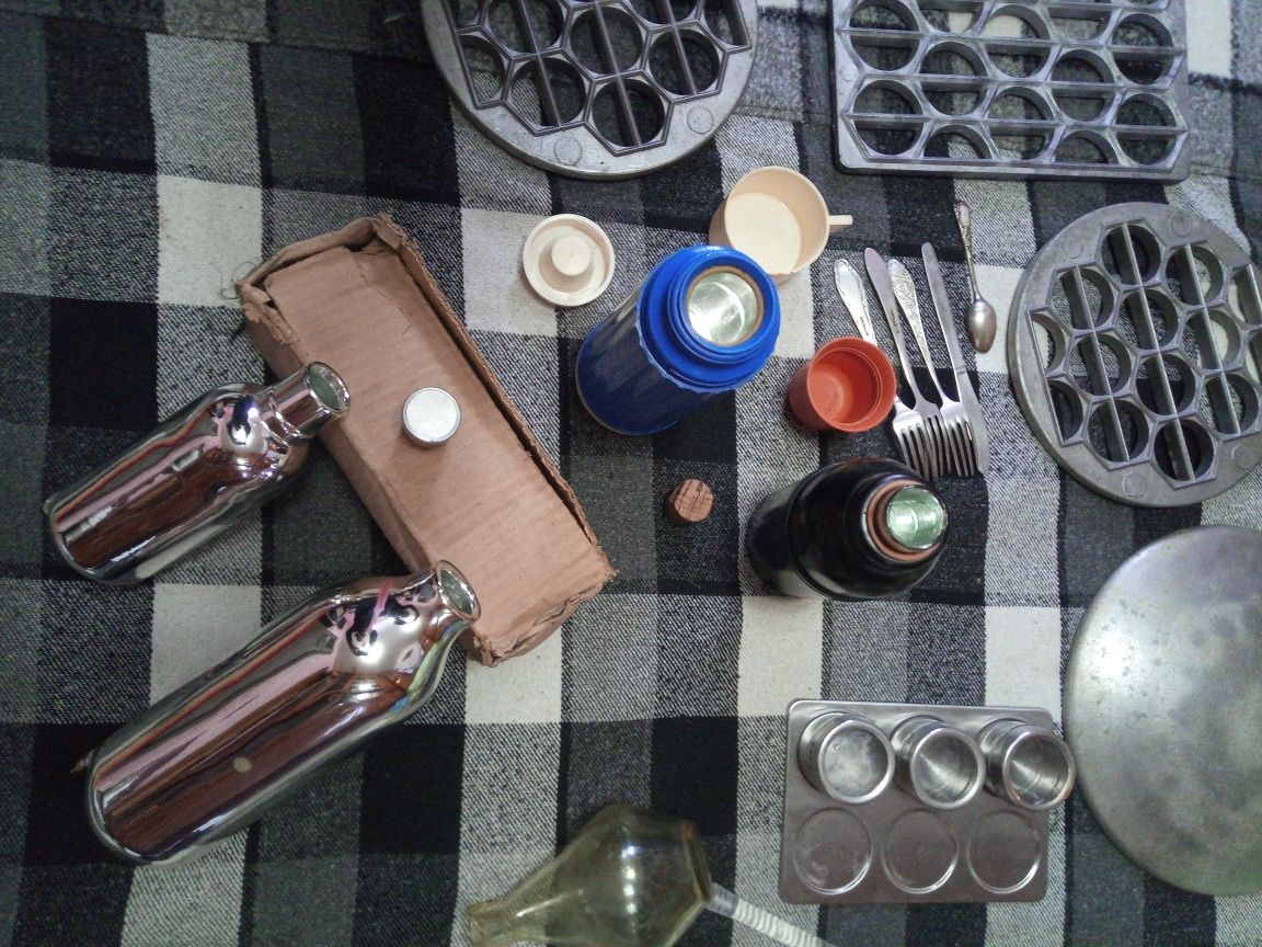 Підставки під гарячий посуд, алюміневі,СССР. Термос 0.5 літра. Графін