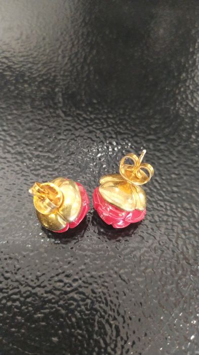 Par brincos muito antigos em forma de rosa em coral