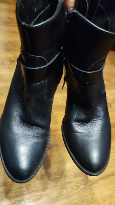 Skórzane czarne botki na obcasie