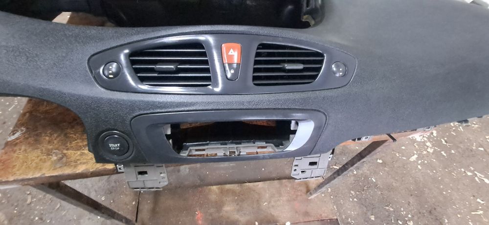 Торпедо, передня панель салона Renault Scenic III (2009-2016) 10121740