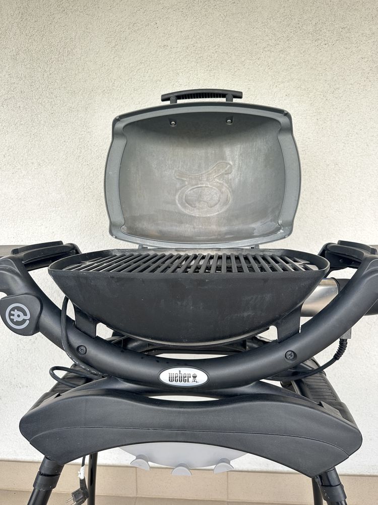 Grill elektryczny Weber Q 1400 z podstawą i blatami — stan jak nowy