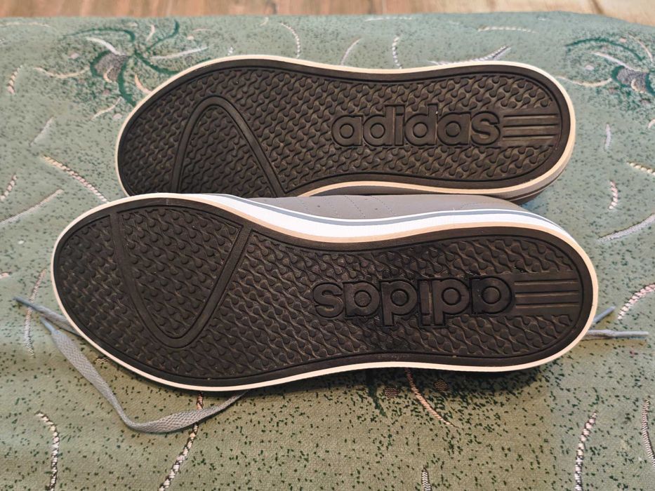 Кроссовки Adidas (оригинал) фирменные размер-44 стелька- 28см.