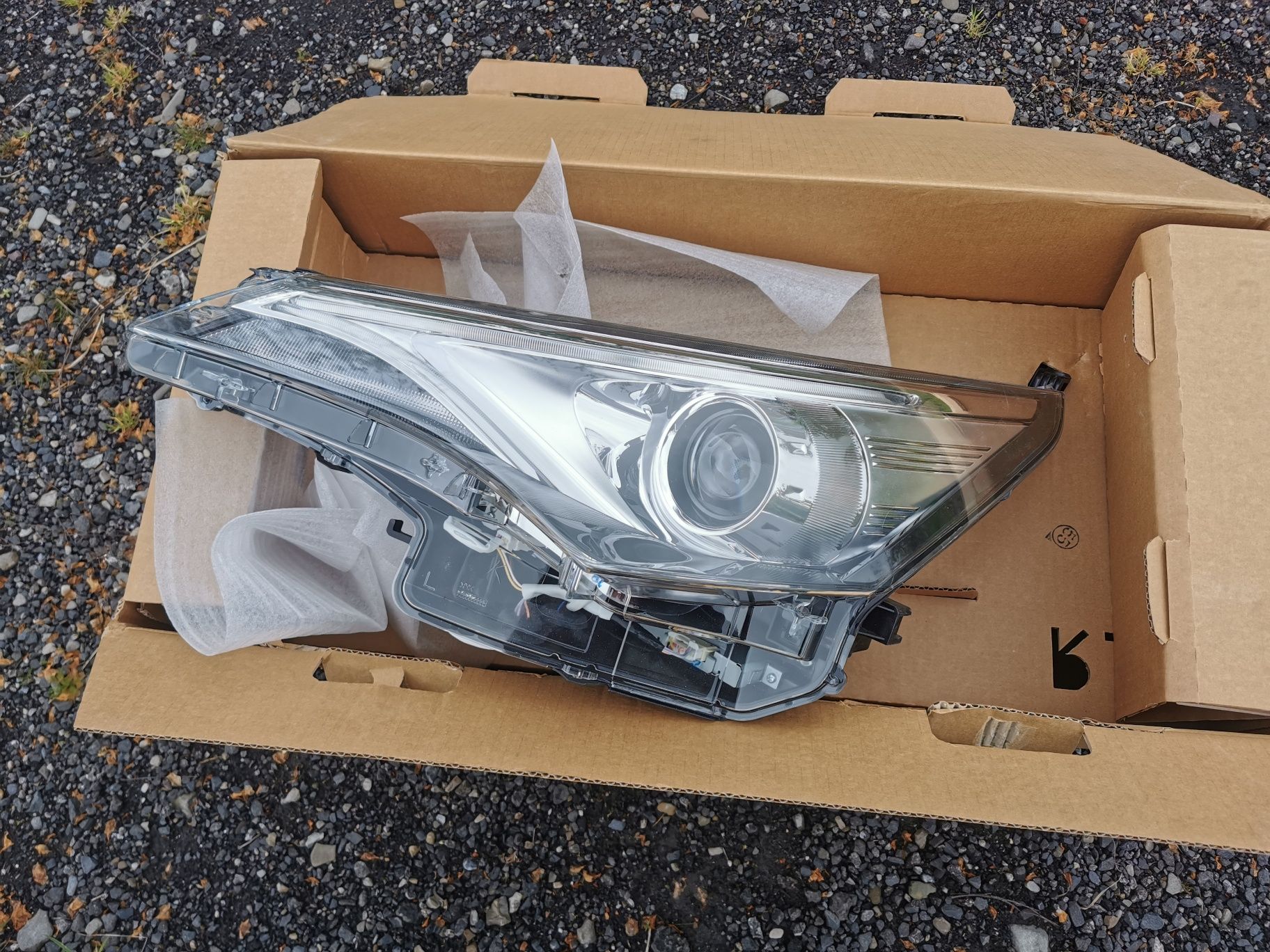 Toyota Avensis reflektor led lampa