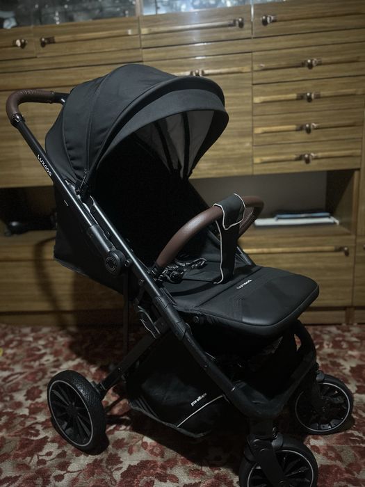 Прогулянкова коляска з реверсивною ручкою