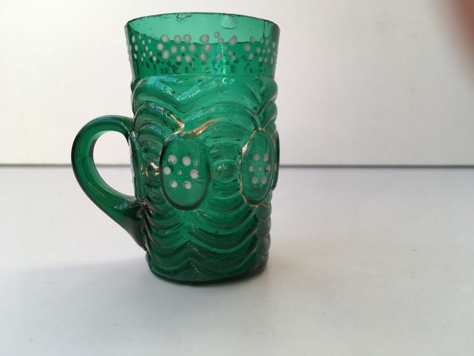 Caneca em vidro coalhado verde esmeralda, pintado em esmalte, sec.XIX