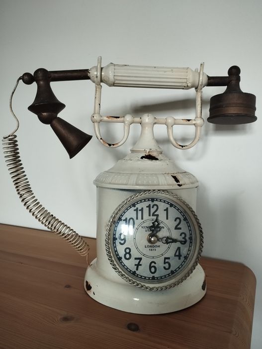 Zegar w formie starego telefonu