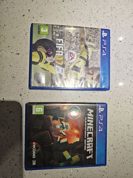 PlayStation 4+3 comandos+carregador de comandos+ 2 jogos