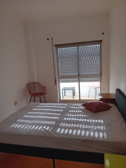 Quarto casal em praceta central de Setubal