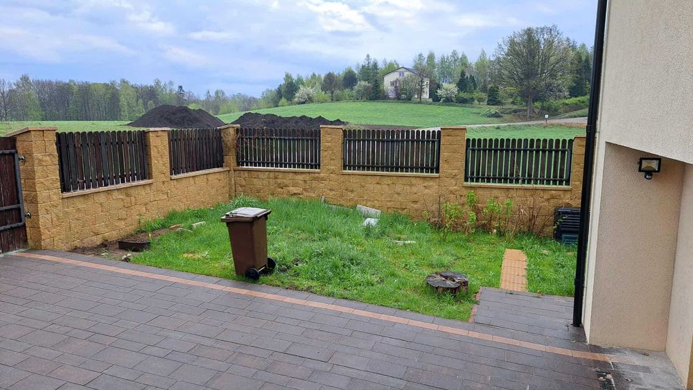 Ogrodzenie drewniano-metalowe (21m) w dobrym stanie