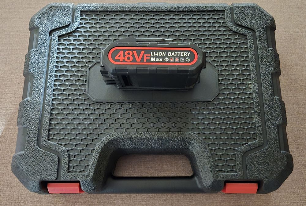 Tesoura de Poda Eléctrica Nova com 3x Baterias, 2 x de 21V e 1 x 48V.