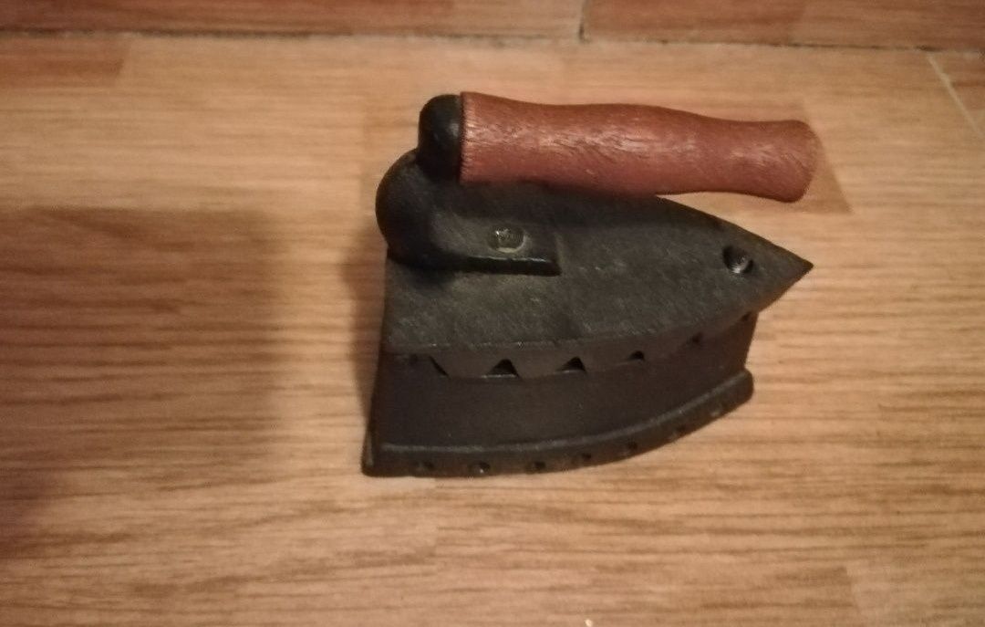 Ferro de Engomar Antigo (miniatura)