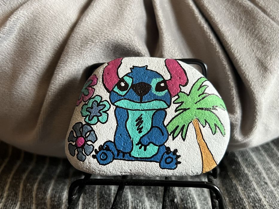 Malowany kamien kicia kocia bluey stitch