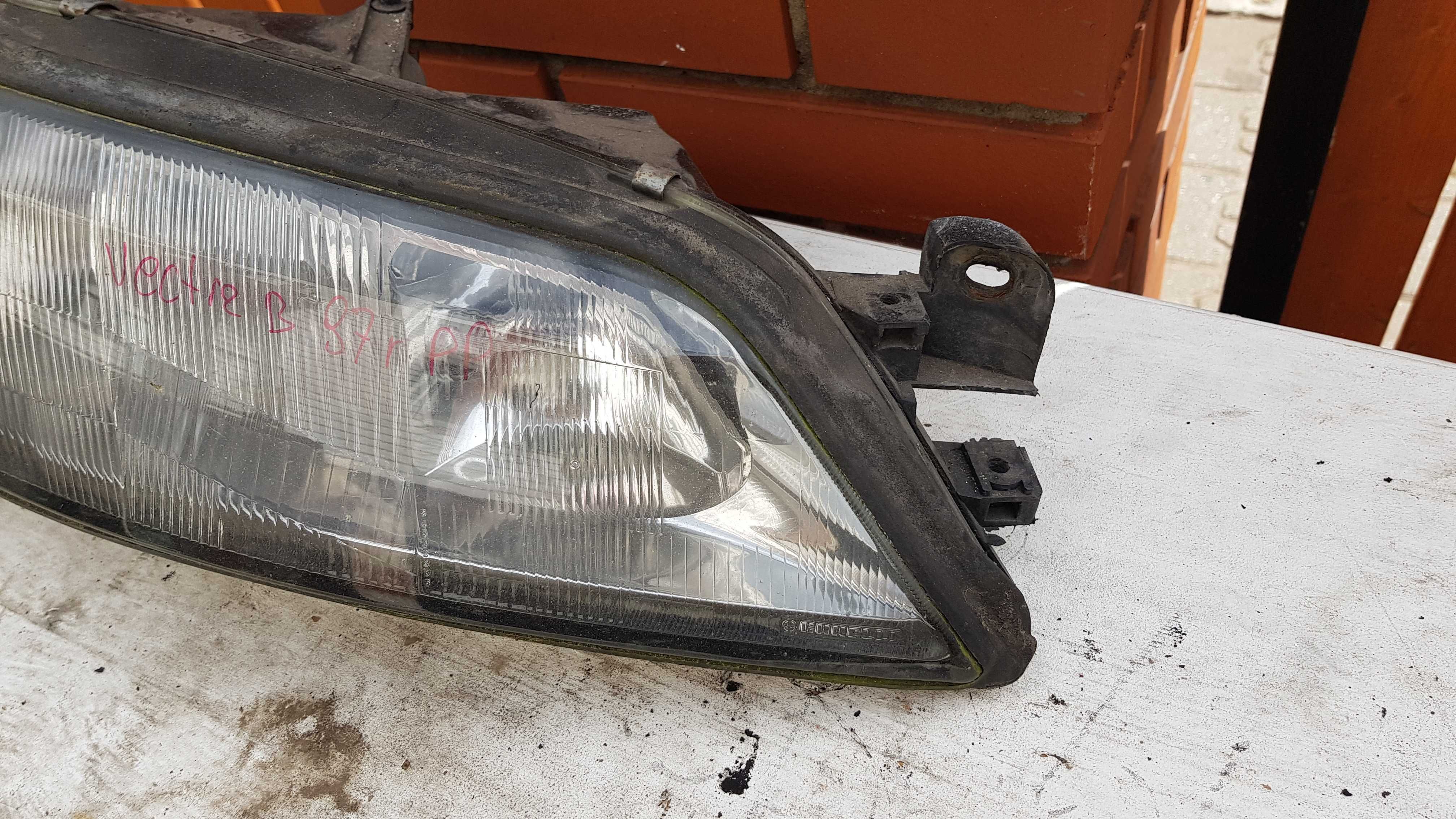 Lampa reflektor  prawy przód migacz opel vectra B 97 rok