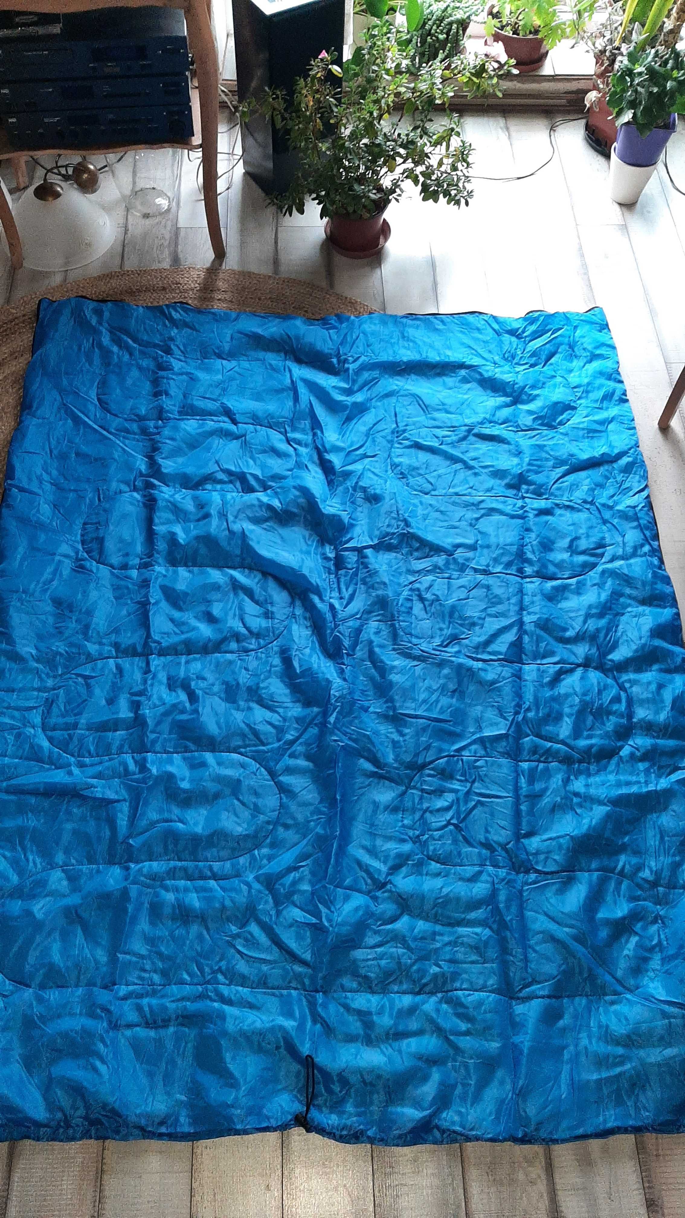 Śpiwór niebieski rozpinany z pokrowcem. wymiary 140x185 cm.