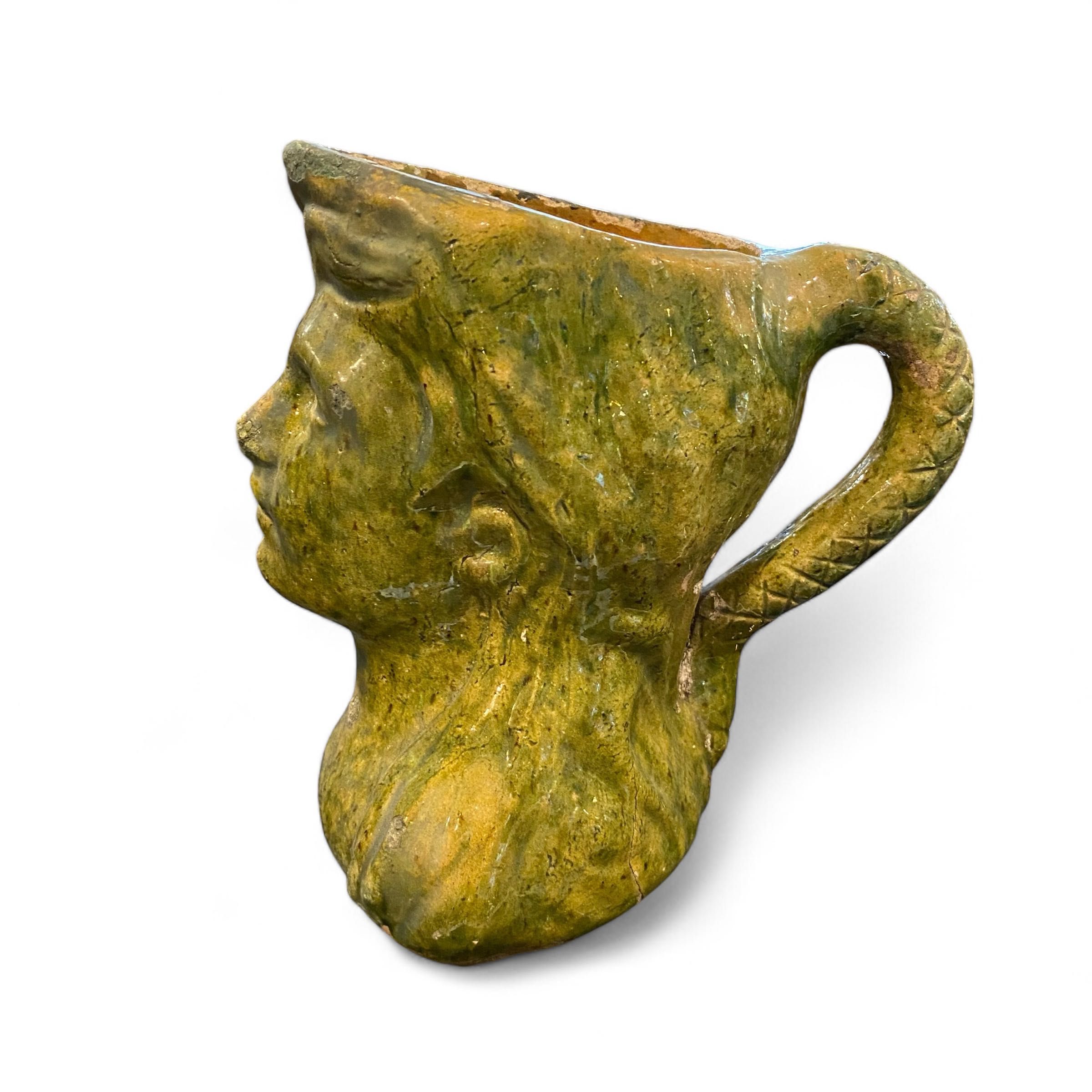 Caneca em Barro com Asa Antropomórfica em forma de Cabeça de Mulher