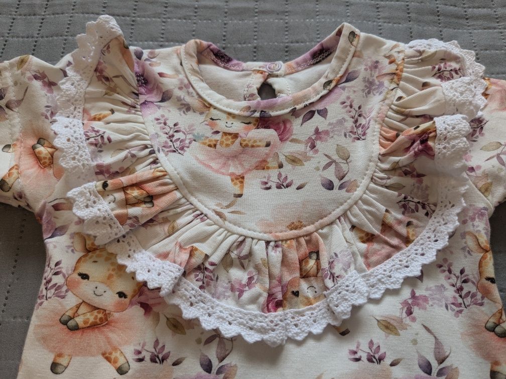 Elegancki komplet body z koronką + spodenki z falbanką, rozm. 80