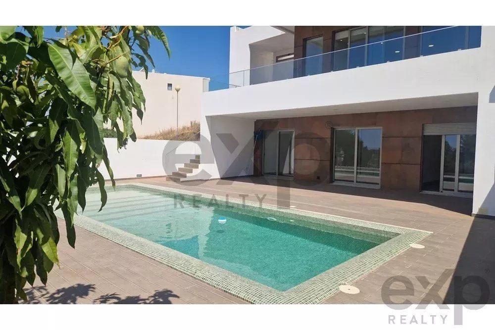 "Moradia Luxuosa com Vista para Rio e Mar em Mexiloeira Grande"