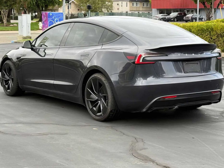 Tesla Model 3      2024