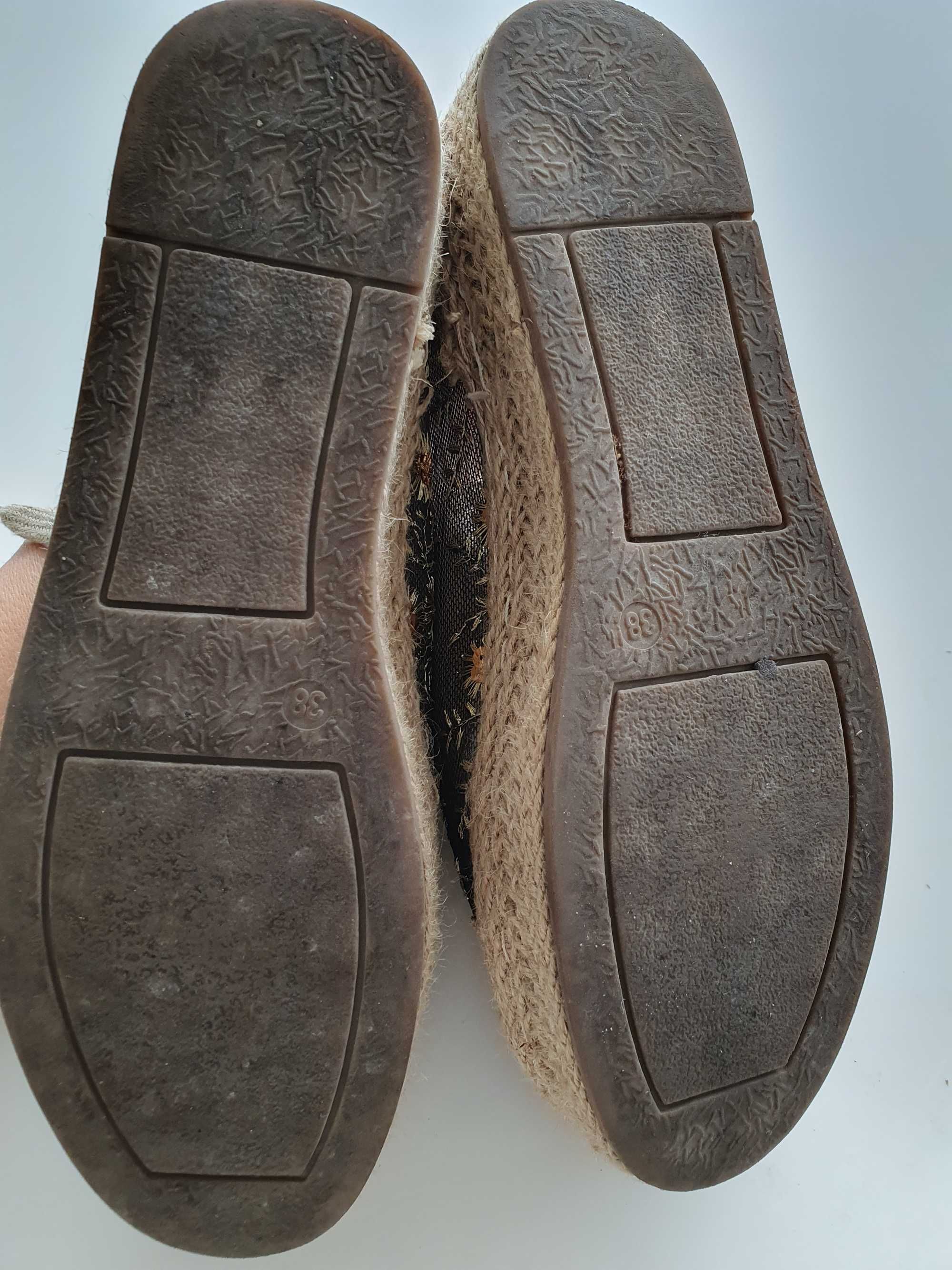 sapatos rendilhados e dourados