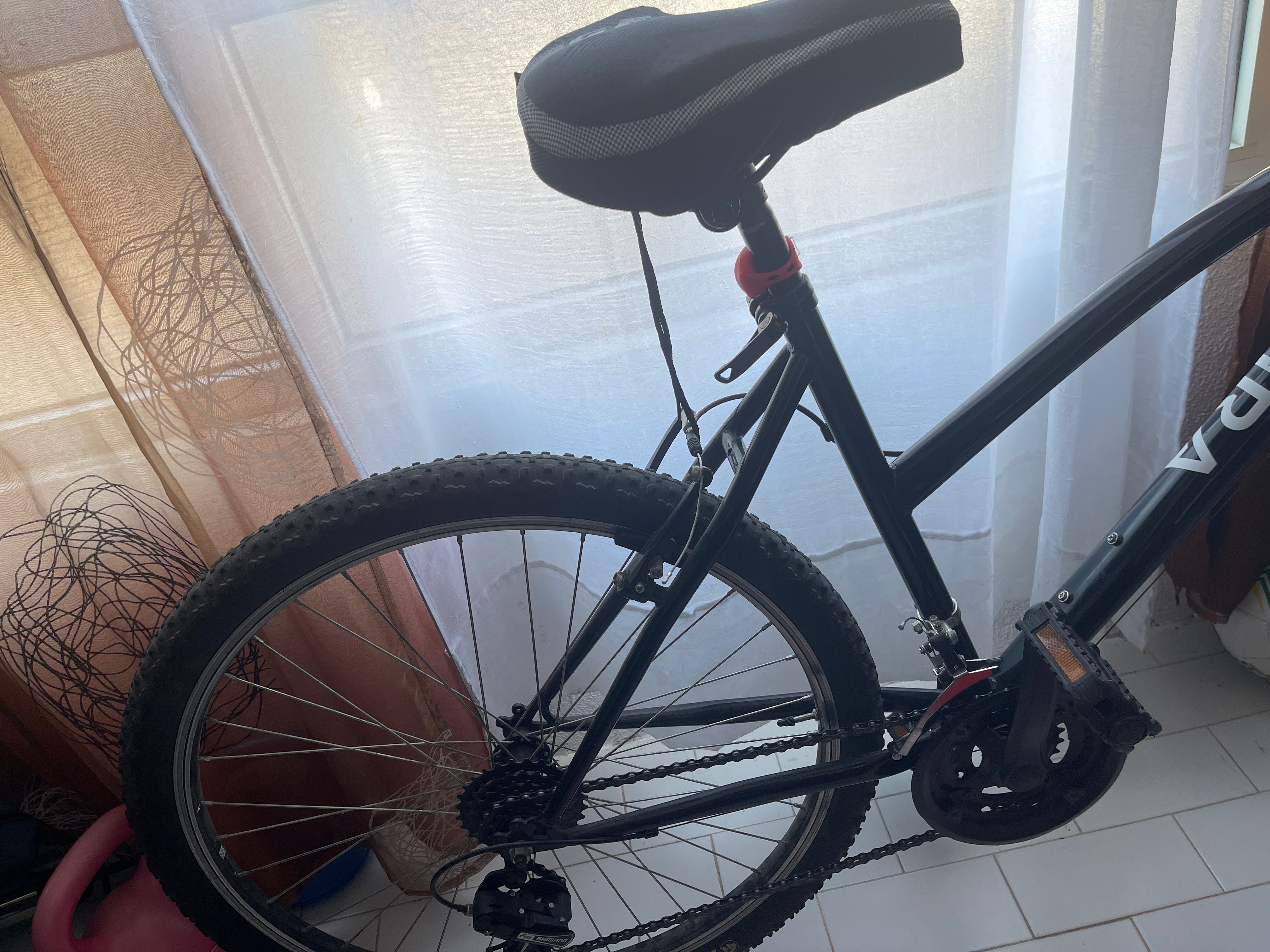 Vendo bicicleta , pra desocupar espaço, em bom estado.