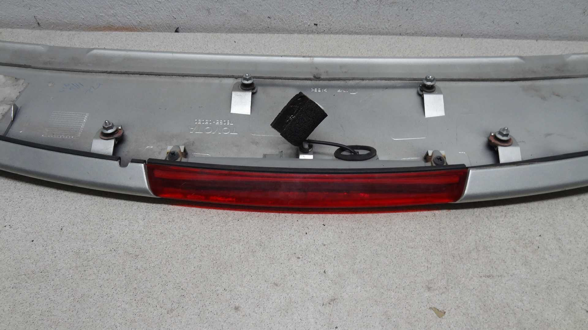 Toyota avensi T25 kombi spoiler światło stop klapa tył