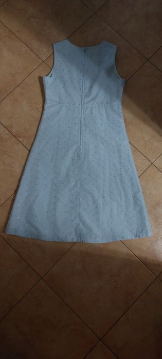 Vende-se um vestido para criança